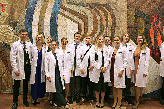 Gruppenfoto mit Studenten zur White Coat Ceremony