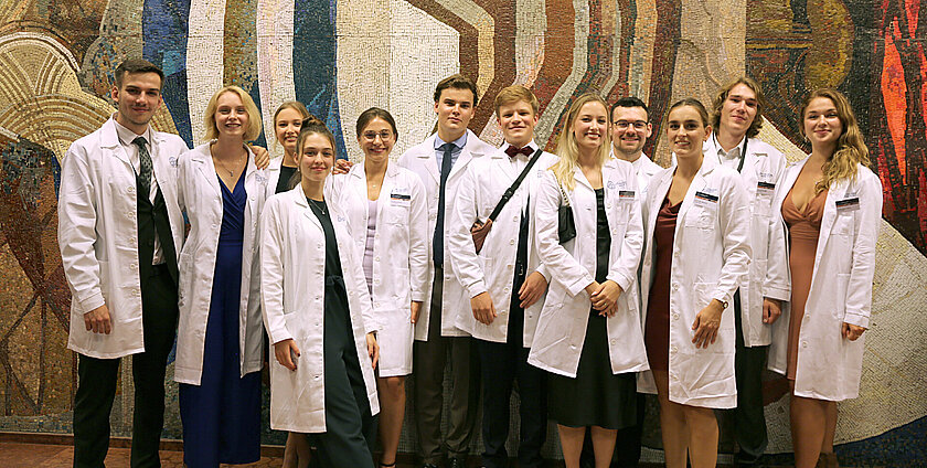 Gruppenfoto mit Studenten zur White Coat Ceremony