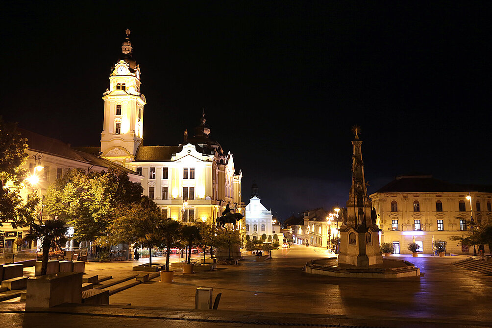 Innenstadt von Pécs bei Nacht